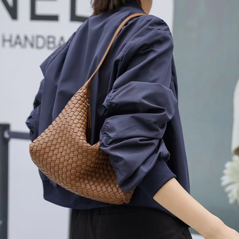 Sac hobo à bandoulière en cuir de vache tissé avec fermeture à glissière pour femmes