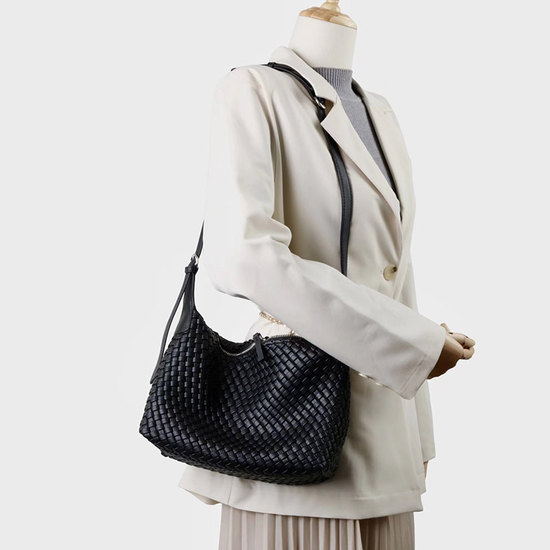 Sac hobo à bandoulière en cuir de vache tissé avec fermeture à glissière pour femmes