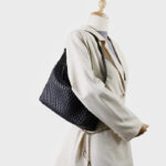 Sac hobo à bandoulière en cuir de vache tissé avec fermeture à glissière pour femmes