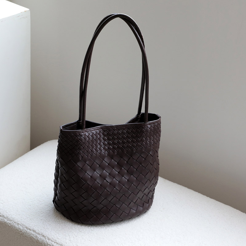 Sac à bandoulière en cuir d'agneau tressé avec fermeture magnétique pour femmes