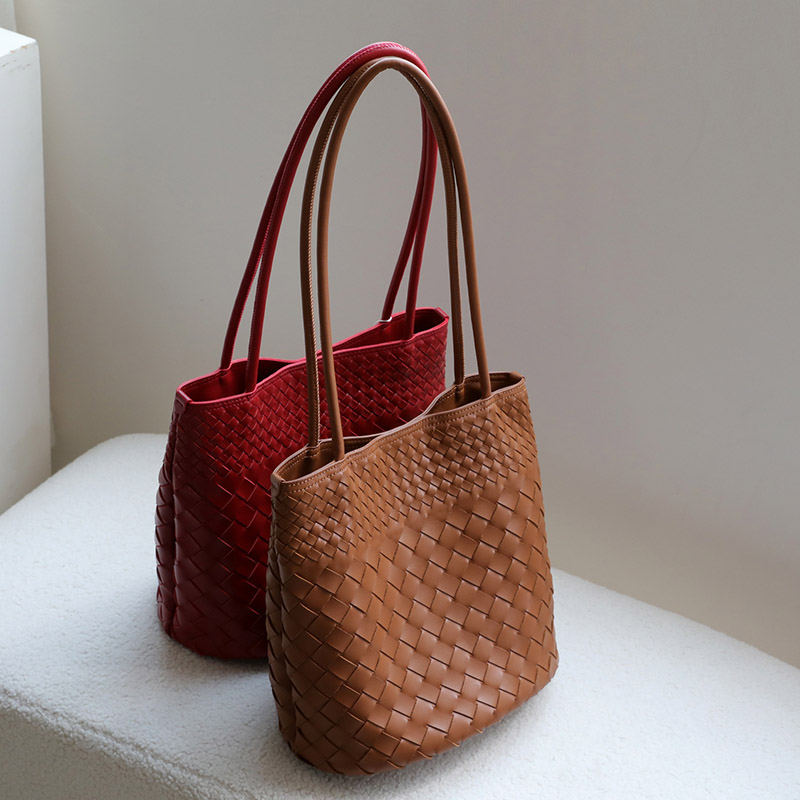 Sac à bandoulière en cuir d'agneau tressé avec fermeture magnétique pour femmes