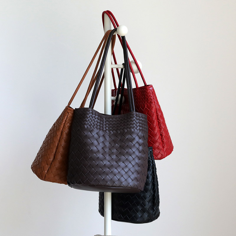 Sac à bandoulière en cuir d'agneau tressé avec fermeture magnétique pour femmes