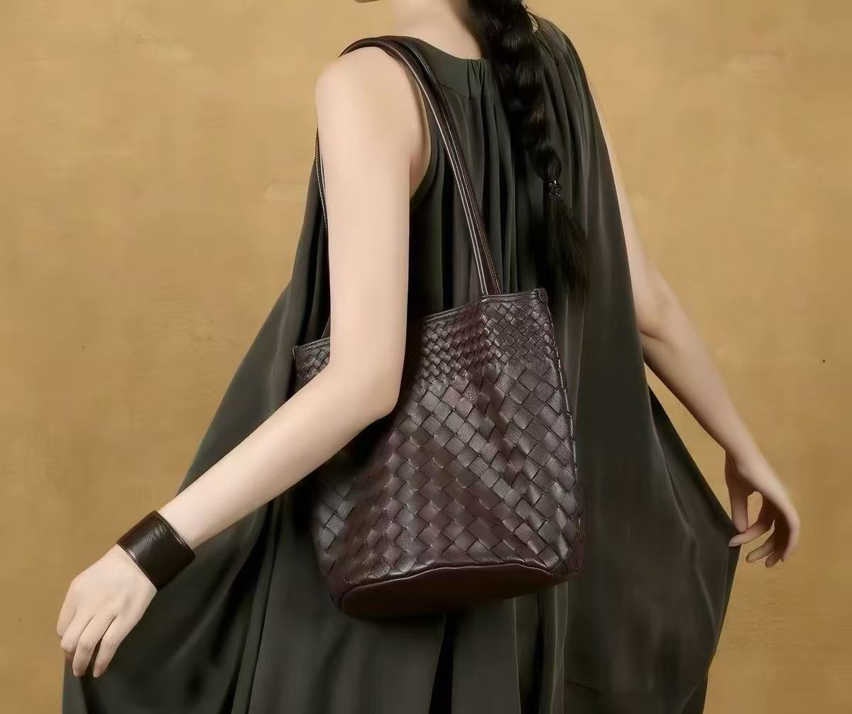 Sac à bandoulière en cuir d'agneau tressé avec fermeture magnétique pour femmes photo review