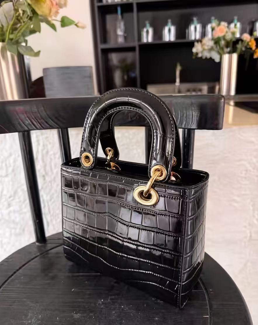 Minimalistische Damen Leder Crossbody Strap Mini Tote Handtasche mit Krokodilprägung und goldener Hardware photo review