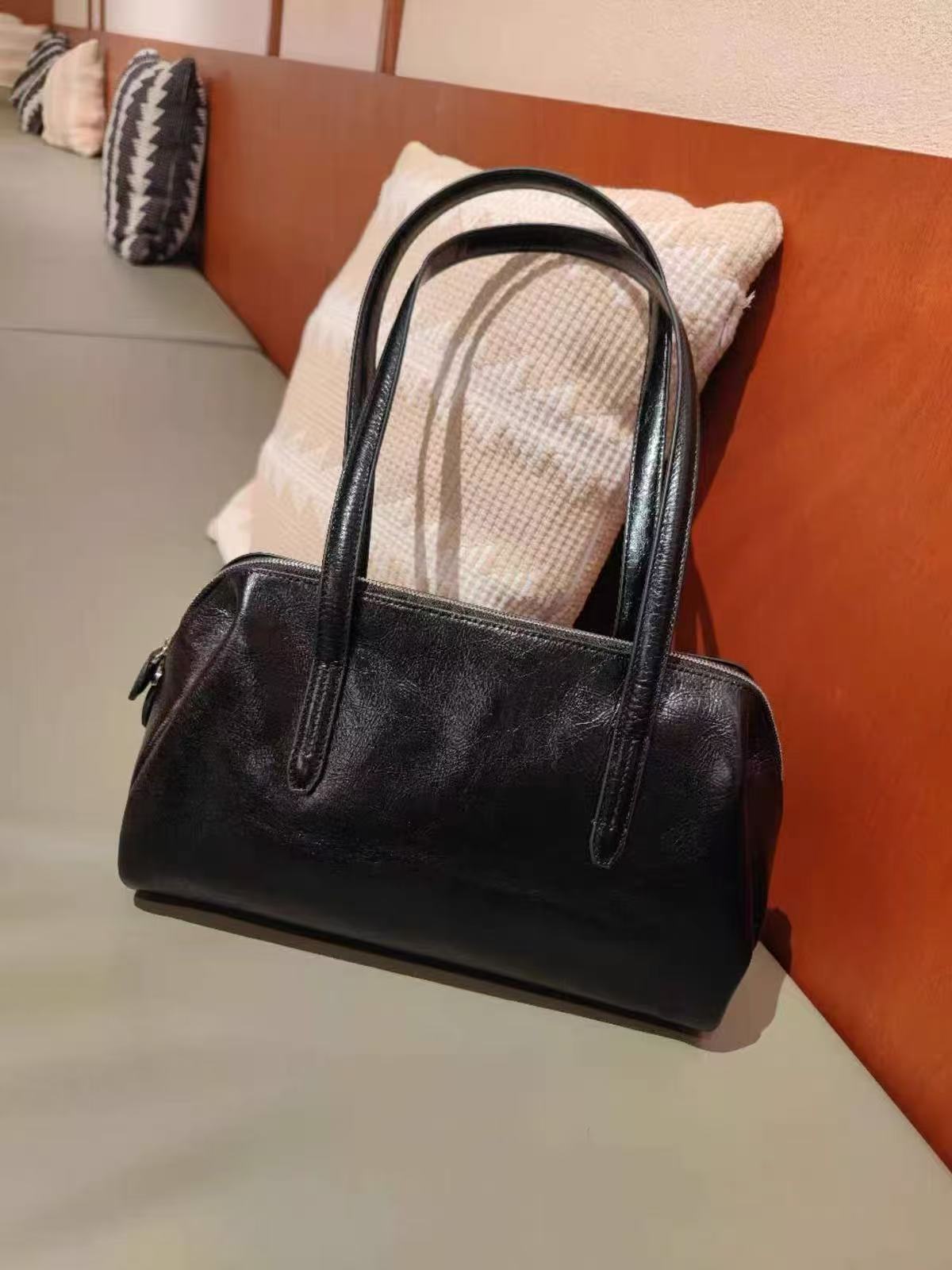 Women's Vintage Genuine Leather Pillow-Shaped Shoulder Bag photo review