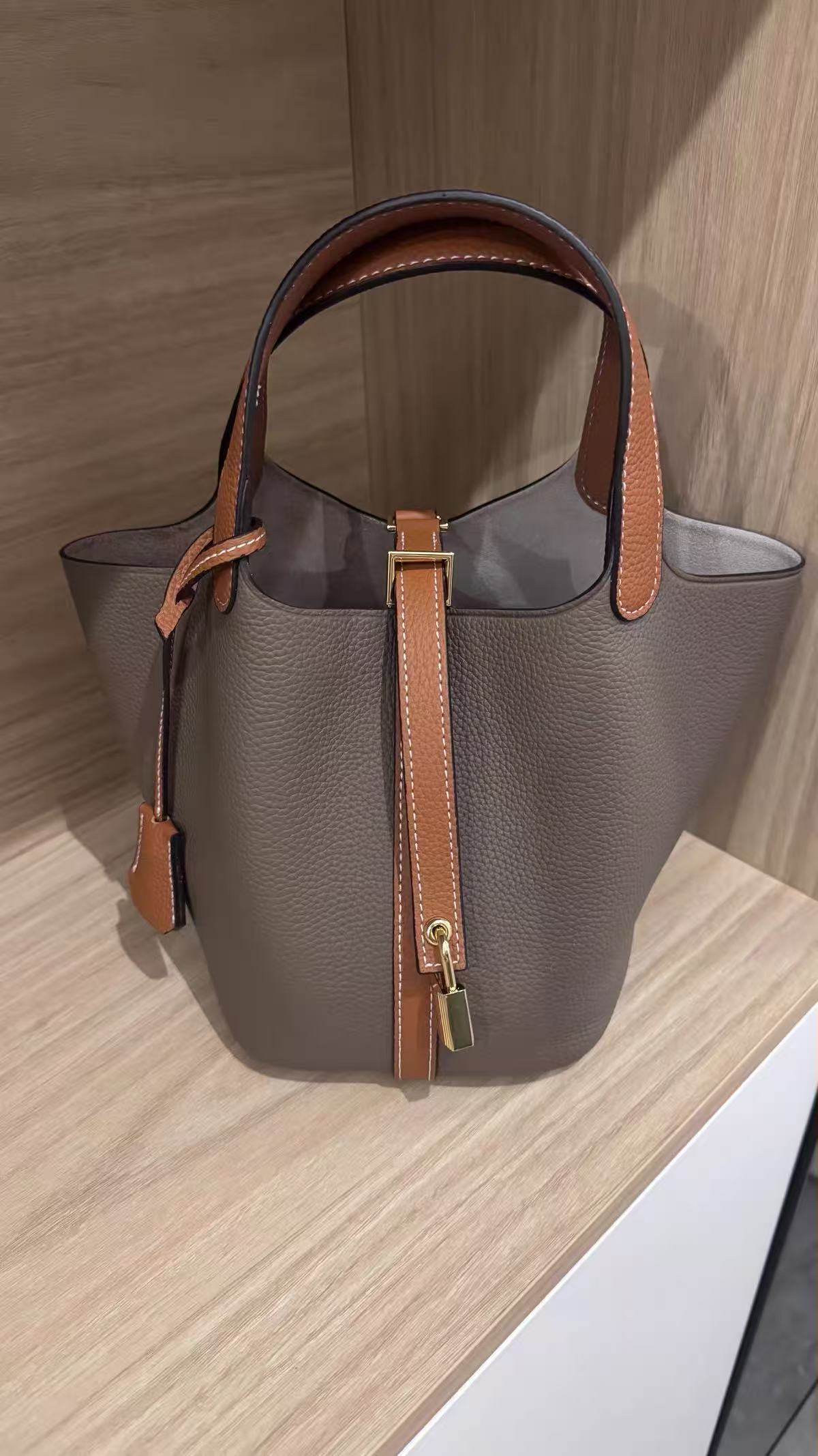 Women's Vintage Top-Grain Leather Bucket Handbag With Lock Closure photo review