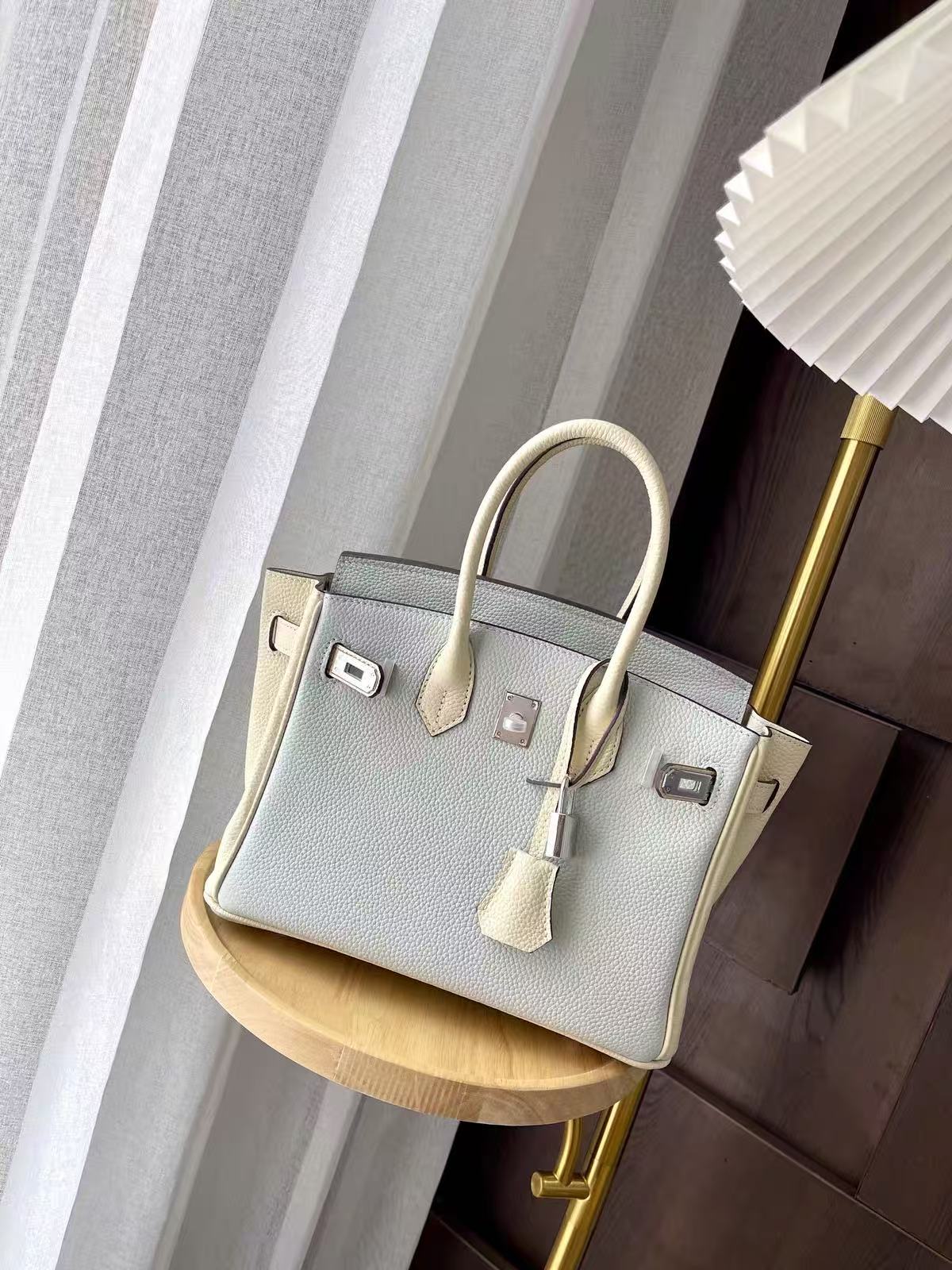 Minimalistische Damen Tasche aus hellblauem, weißem, gekörntem Leder mit oberem Griff photo review