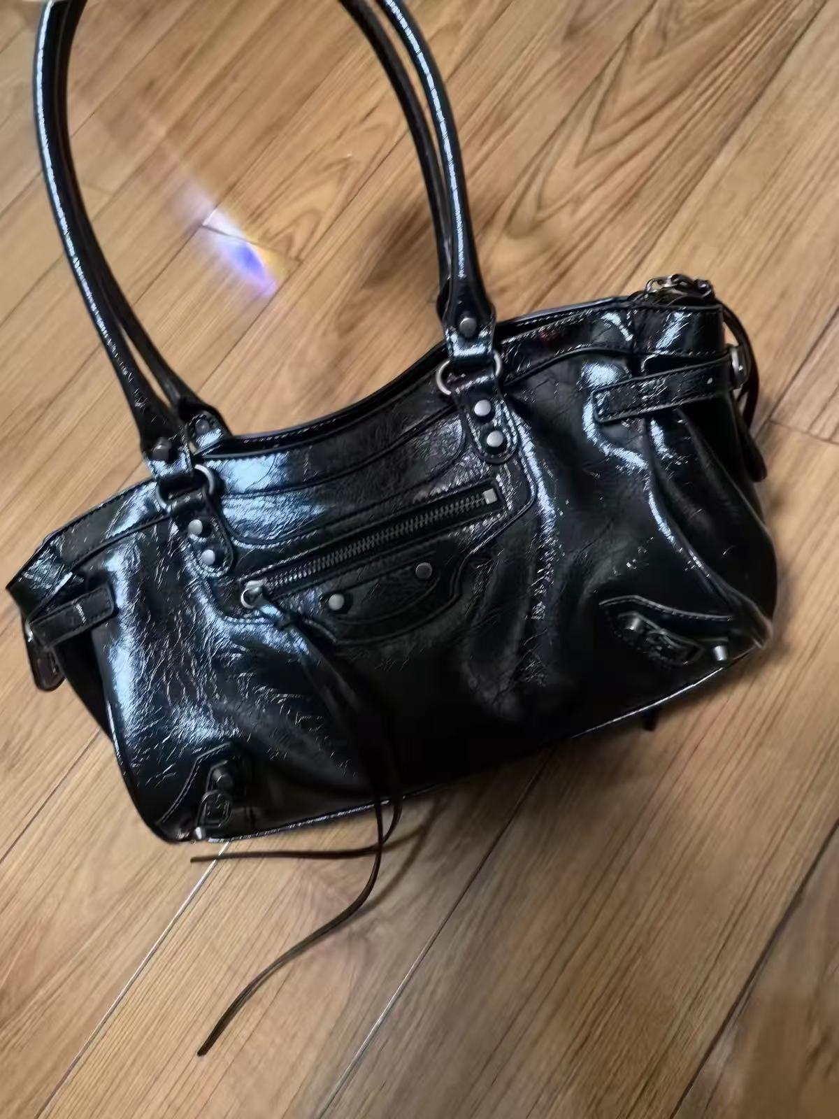 Women's Vintage Cracked Wax Leather Studded Shoulder Bag photo review