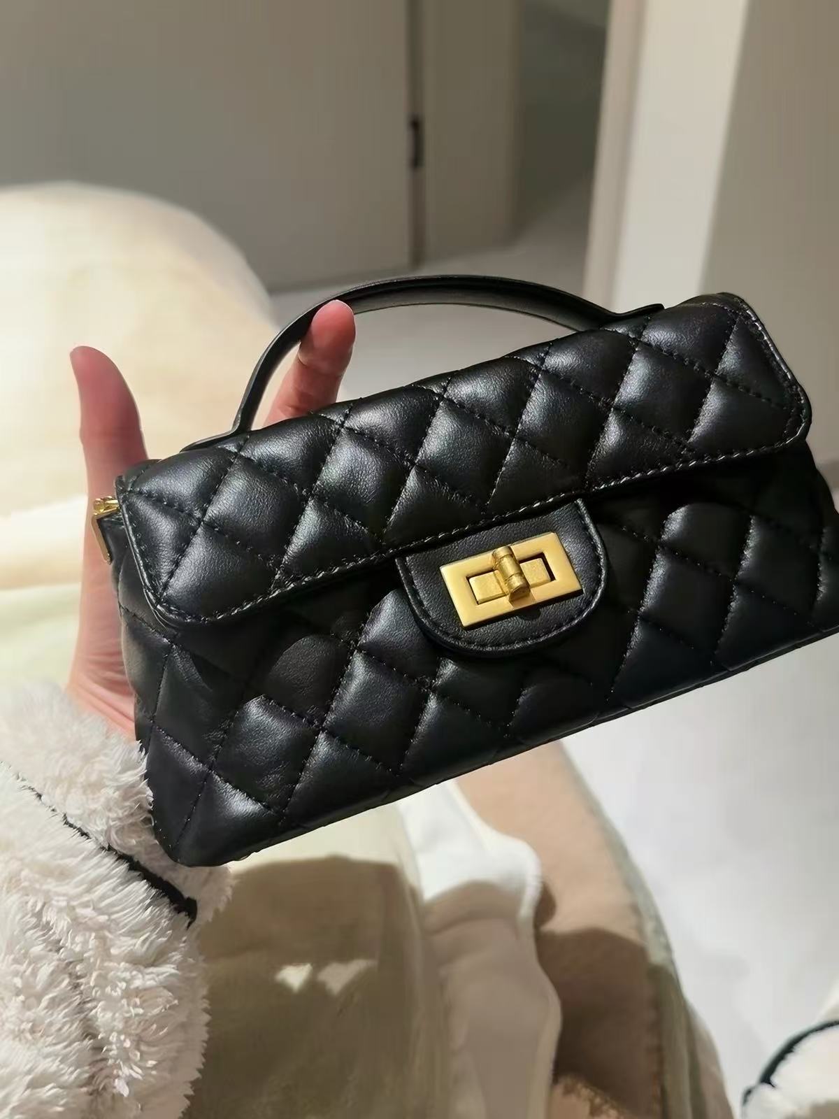 Minimalistische Damen Tasche aus gestepptem Lammfell mit Kettengriff und goldener Hardware photo review