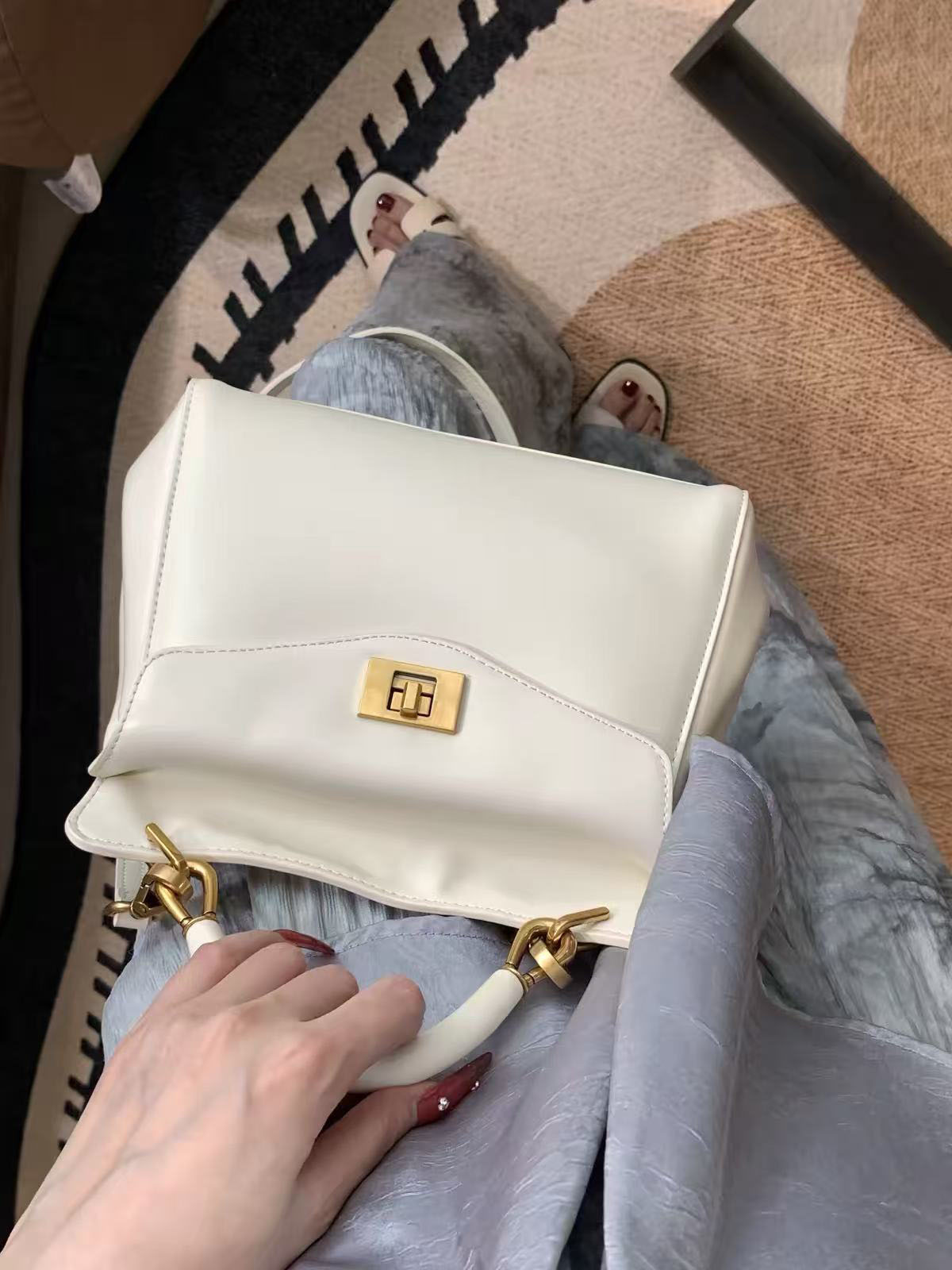 Petit sac en cuir Vegan Twist Lock Top Handle Crossbody Satchel Bag photo review
