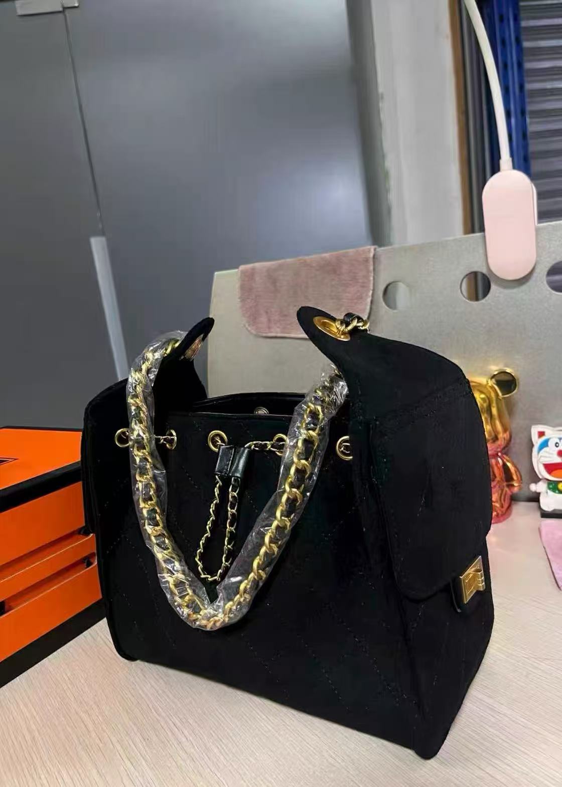 Damen Stepptasche aus Wildleder Kette Schulter Tasche In Gold Hardware photo review