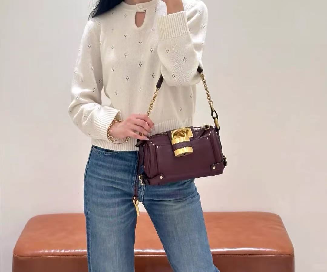 Women's Vintage Pillow Chain Shoulder Bag With Gold Lock Hardware photo review