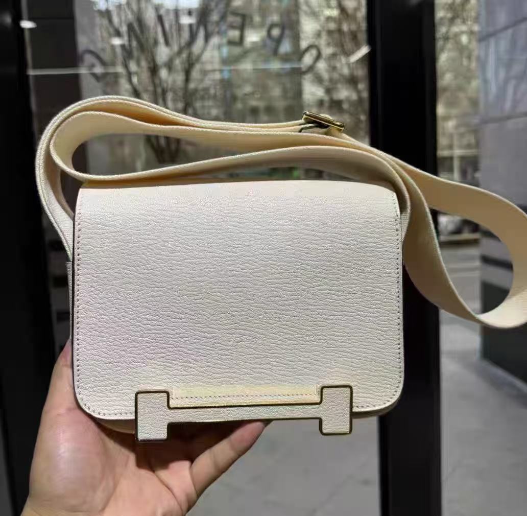 Minimalistische Damen Umhängetasche aus strukturiertem Ziegenleder mit H-förmiger Schließe photo review