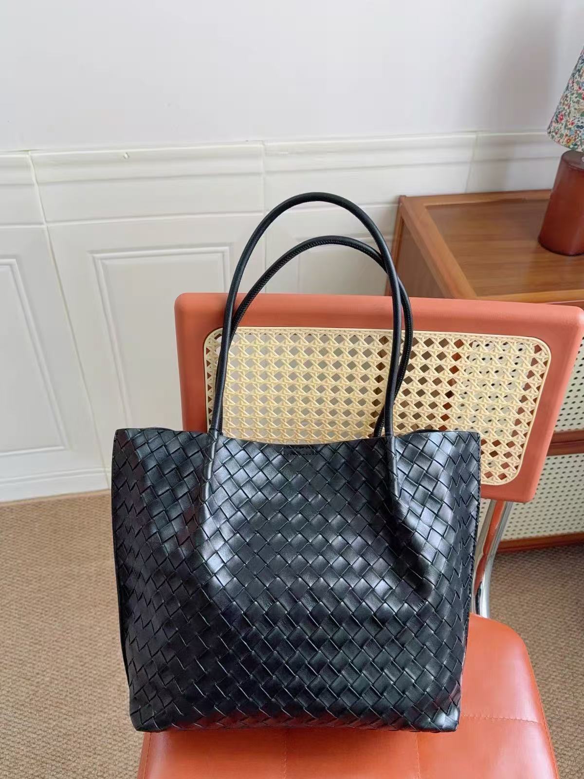 Minimalistische Damen gewebte geteilte Leder Umhängetaschen In Schwarz photo review