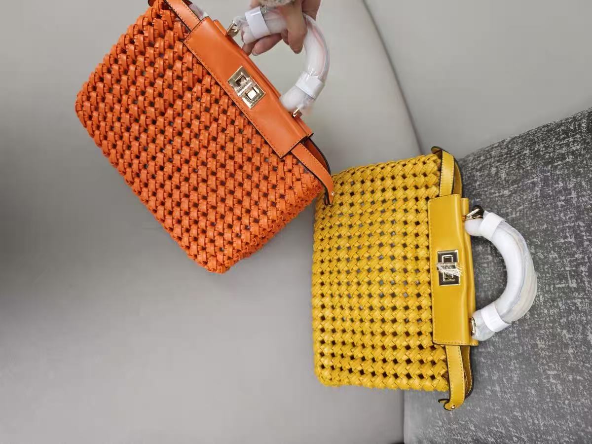 Women's Woven PU Lock Buckle Crossbody Umhängetaschen photo review
