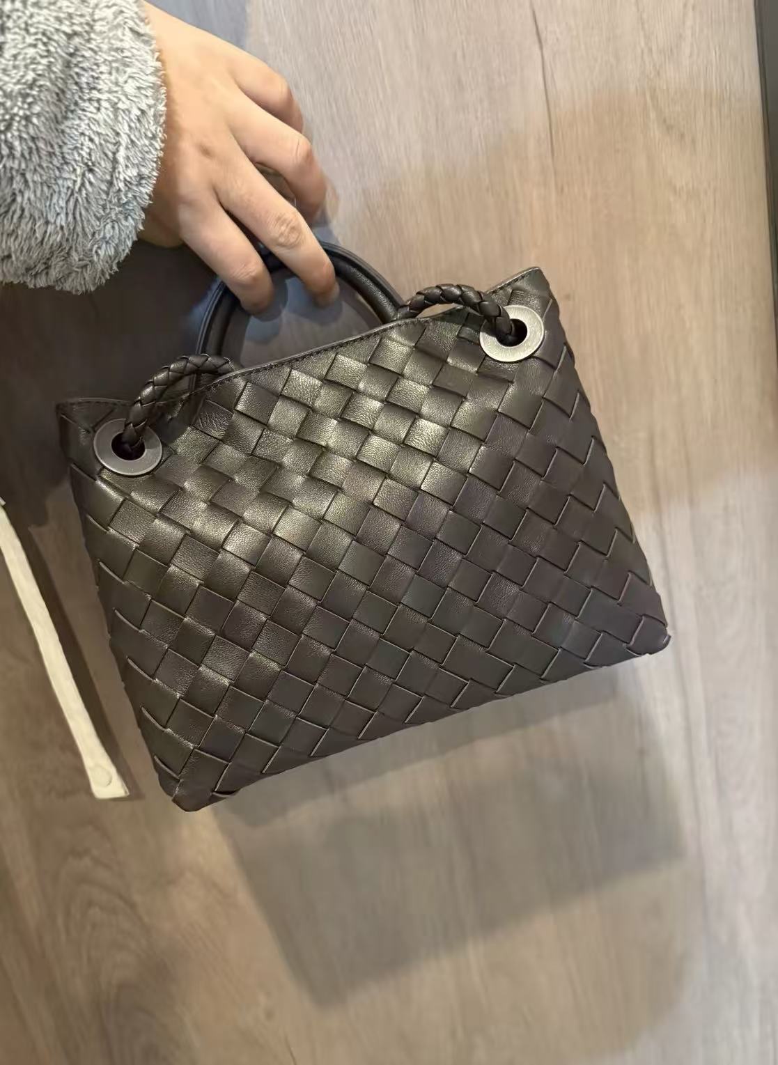 Women's Minimalist Woven Split Leather Shoulder Tote Handbag In Gold Hardware photo review