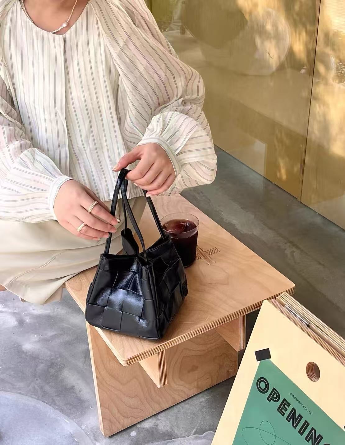 Women's Cracked Oil Wax Full-Grain Leder Crossbody Schulter Woven Bucket Handtasche photo review
