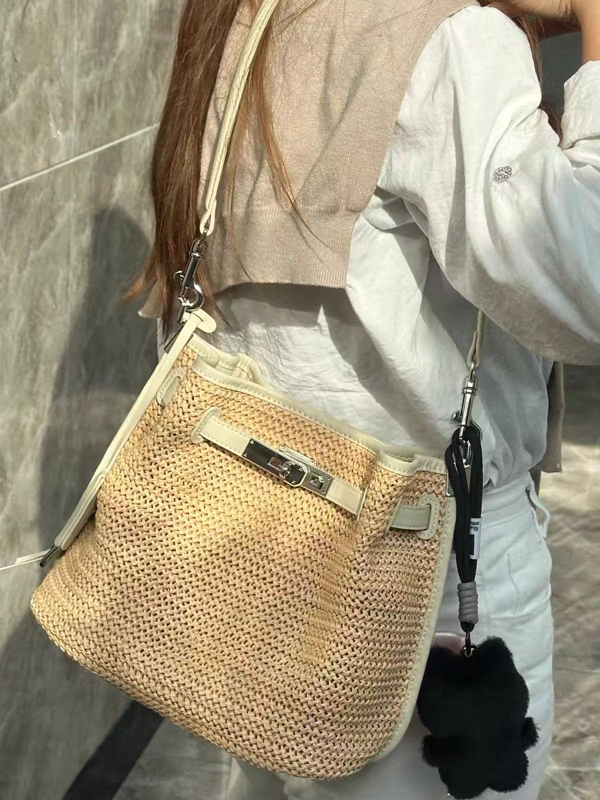 Sac à dos en fibre tissée avec fermeture à clé pour les femmes, avec bordure en cuir photo review
