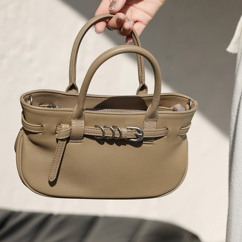 Sacoche à boucles en cuir de veau pleine fleur avec bandoulière pour femmes