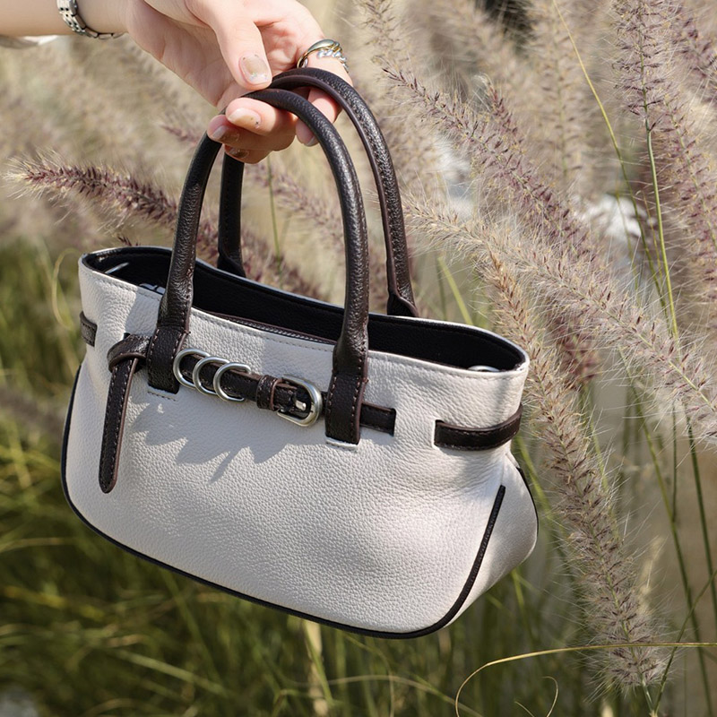 Sacoche à boucles en cuir de veau pleine fleur avec bandoulière pour femmes