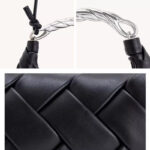 Petit sac à main en métal PU tissé avec sangle pour le corps de la femme