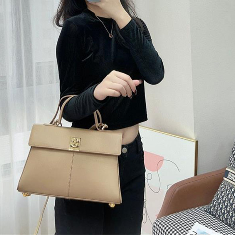 Sac à main en cuir fendu à rabat et à sangle pour femmes, en or et en métal dur