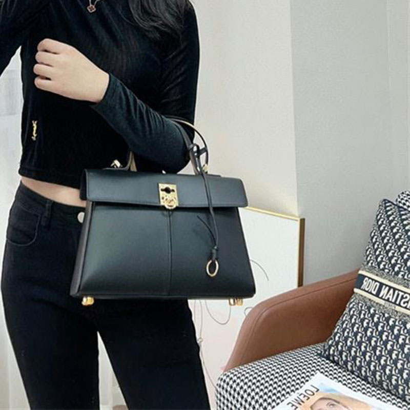 Sac à main en cuir fendu à rabat et à sangle pour femmes, en or et en métal dur