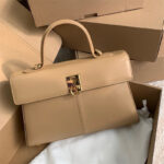 Sac à main en cuir fendu à rabat et à sangle pour femmes, en or et en métal dur