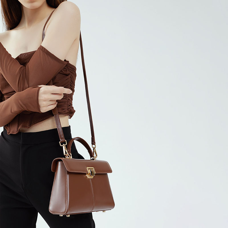 Sac à main en cuir fendu avec fermeture en mors de cheval et bandoulière pour femmes