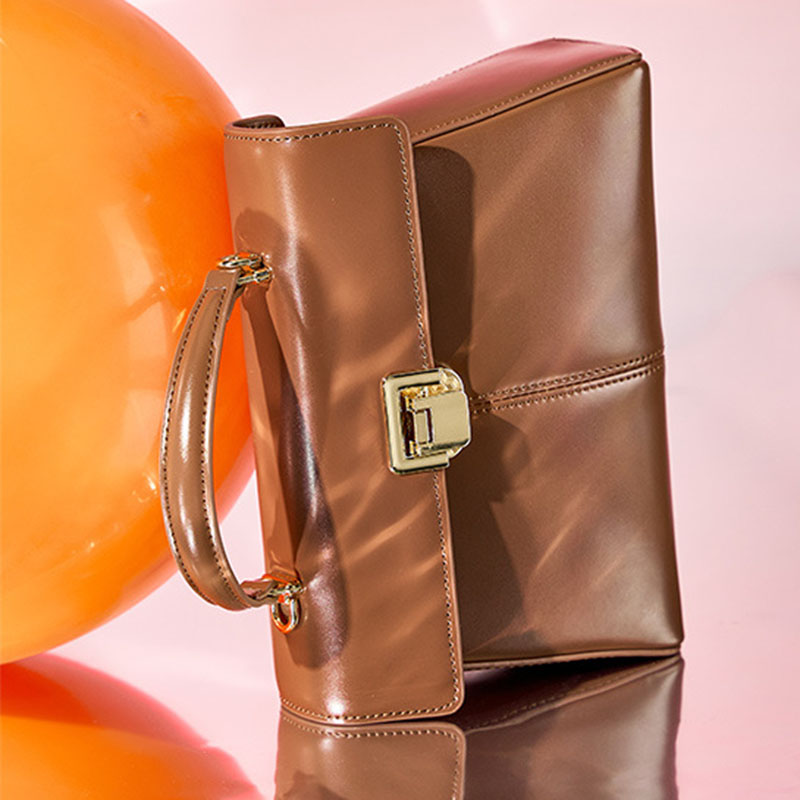 Sac à main en cuir fendu avec fermeture en mors de cheval et bandoulière pour femmes