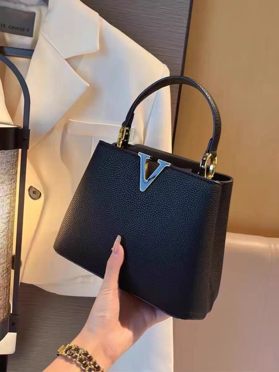 Strukturierte Schultertasche mit Tragegriff für Damen aus veganem Leder mit genarbter Oberfläche photo review