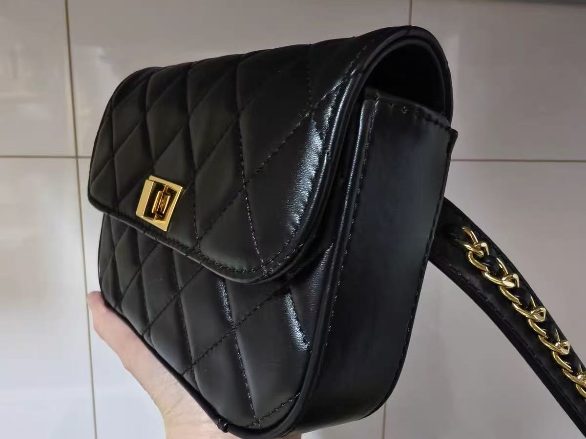 Gesteppte Gürteltasche für Damen aus Vollnarbenleder mit Drehverschluss photo review
