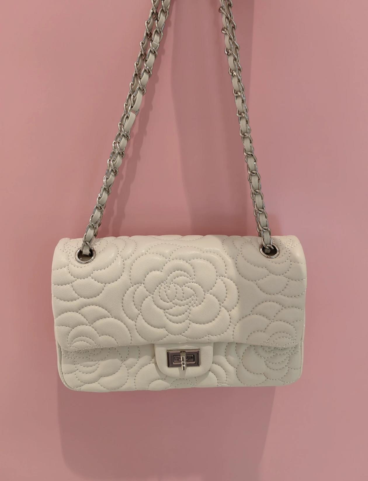 Damen Lammfell Kamelie Gesteppte Kette Crossbody Umhängetasche In Silber Hardware photo review