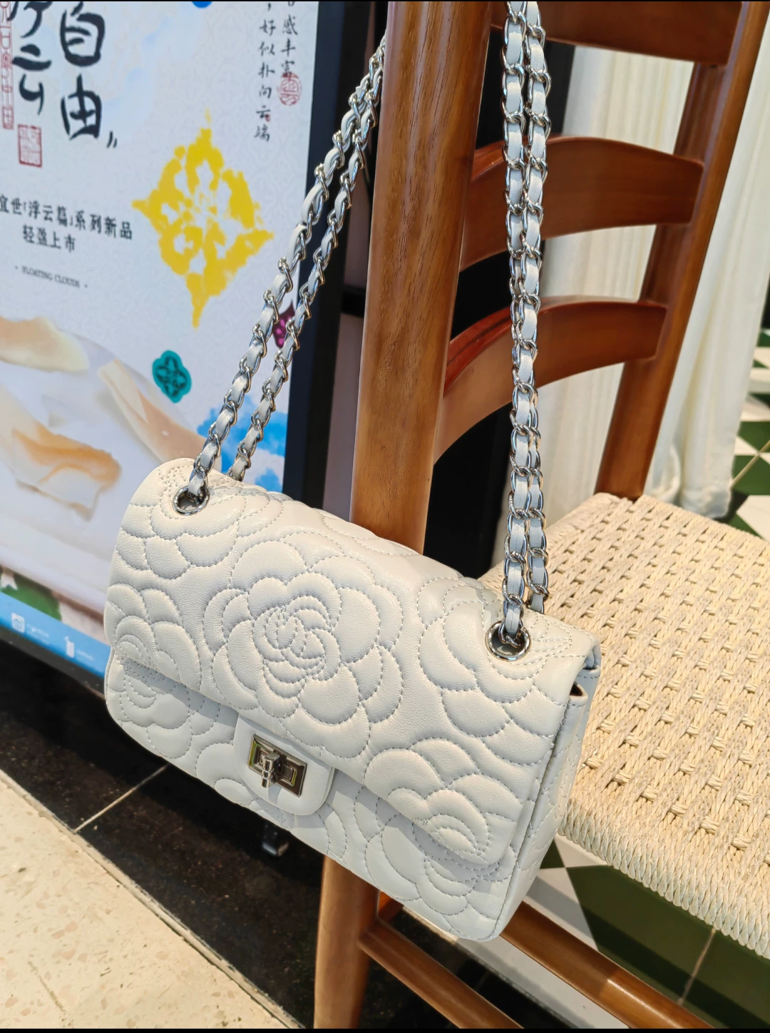 Damen Lammfell Kamelie Gesteppte Kette Crossbody Umhängetasche In Silber Hardware photo review