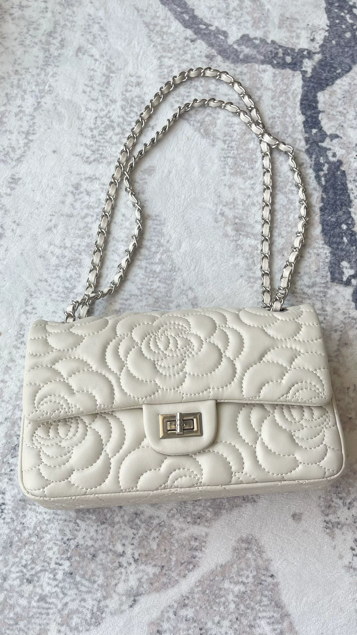 Damen Lammfell Kamelie Gesteppte Kette Crossbody Umhängetasche In Silber Hardware photo review