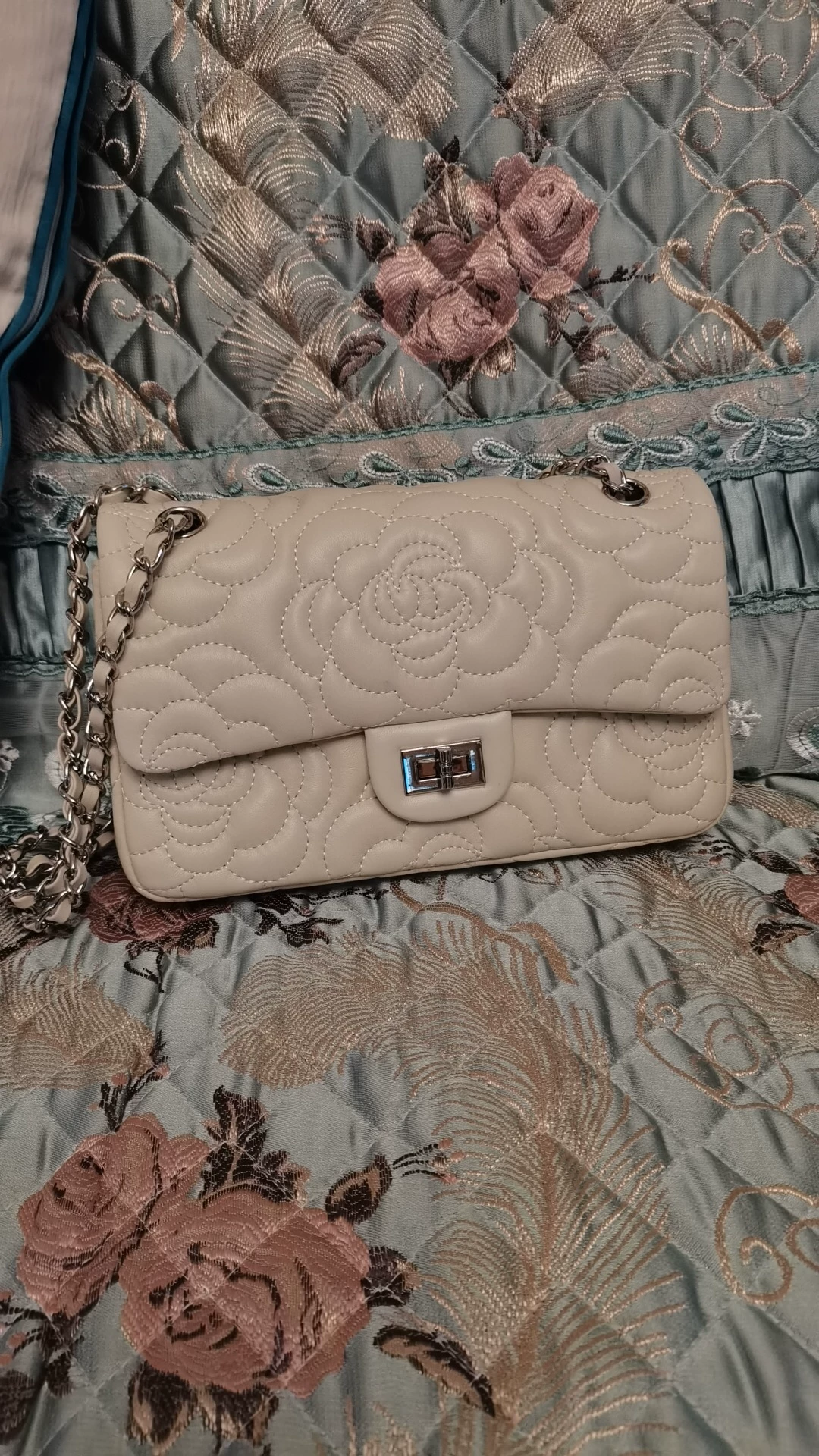 Damen Lammfell Kamelie Gesteppte Kette Crossbody Umhängetasche In Silber Hardware photo review