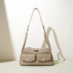 Sac à main à bandoulière en cuir pleine fleur avec poches frontales à double boucle pour femmes