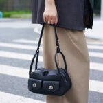 Sac à main à bandoulière en cuir pleine fleur avec poches frontales à double boucle pour femmes