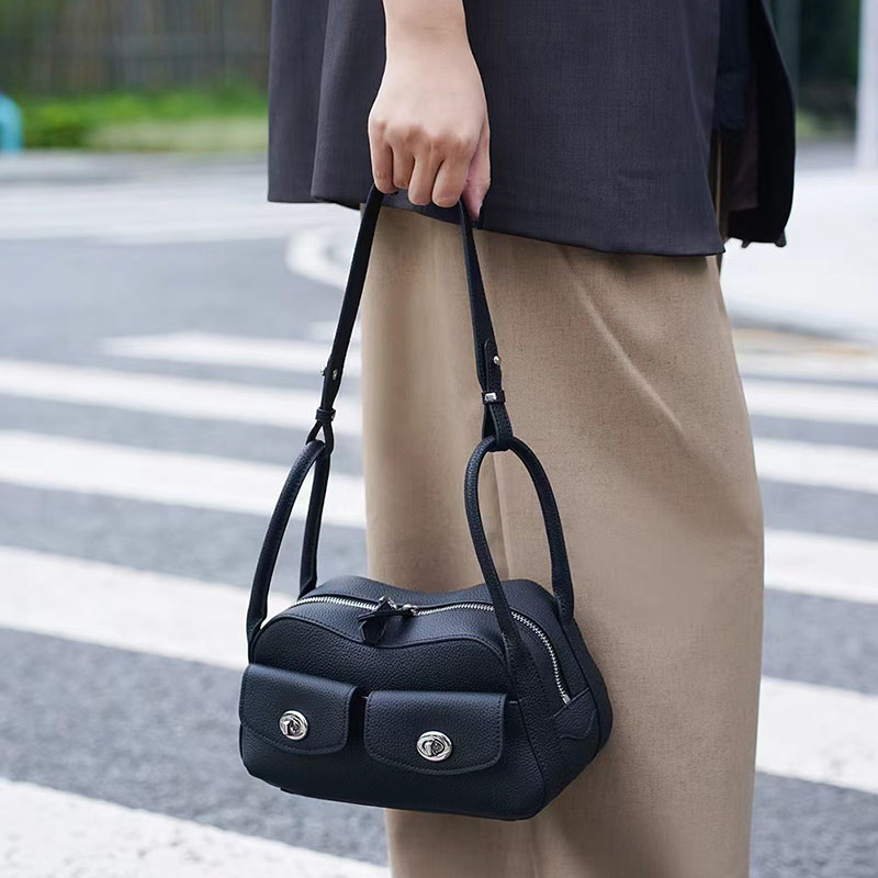 Sac à main à bandoulière en cuir pleine fleur avec poches frontales à double boucle pour femmes