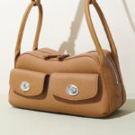 Sac à main à bandoulière en cuir pleine fleur avec poches frontales à double boucle pour femmes