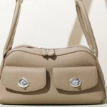 Sac à main à bandoulière en cuir pleine fleur avec poches frontales à double boucle pour femmes