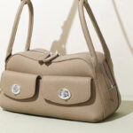 Sac à main à bandoulière en cuir pleine fleur avec poches frontales à double boucle pour femmes