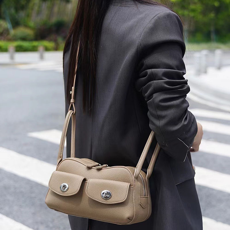 Sac à main à bandoulière en cuir pleine fleur avec poches frontales à double boucle pour femmes