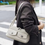 Sac à main à bandoulière en cuir pleine fleur avec poches frontales à double boucle pour femmes