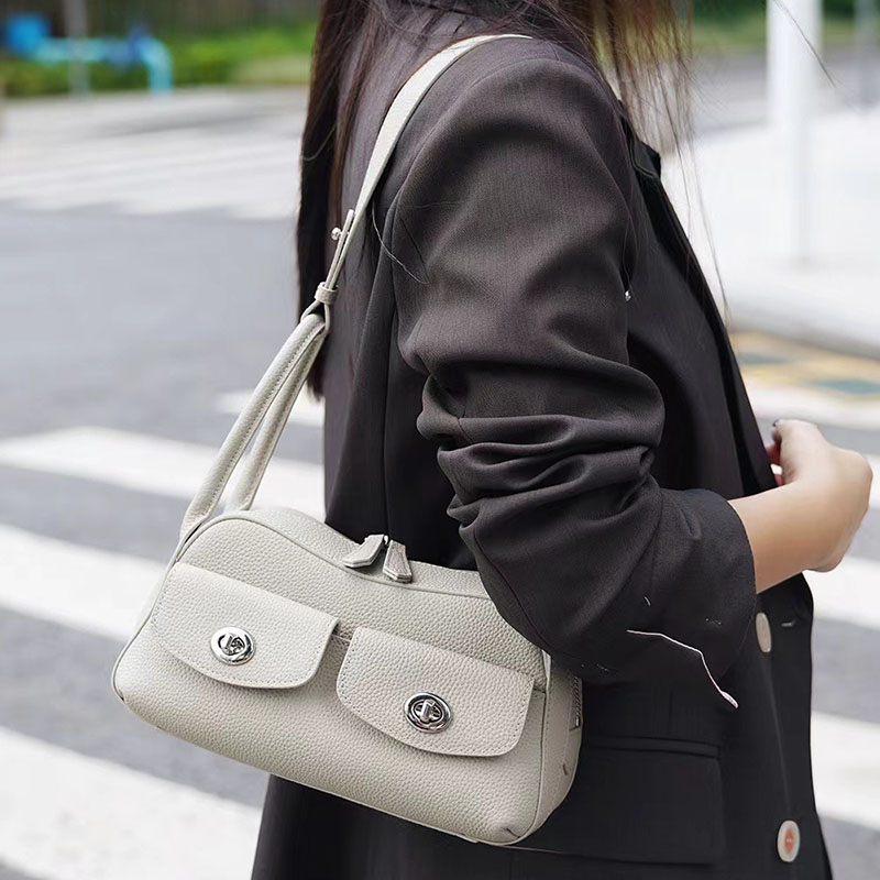 Sac à main à bandoulière en cuir pleine fleur avec poches frontales à double boucle pour femmes