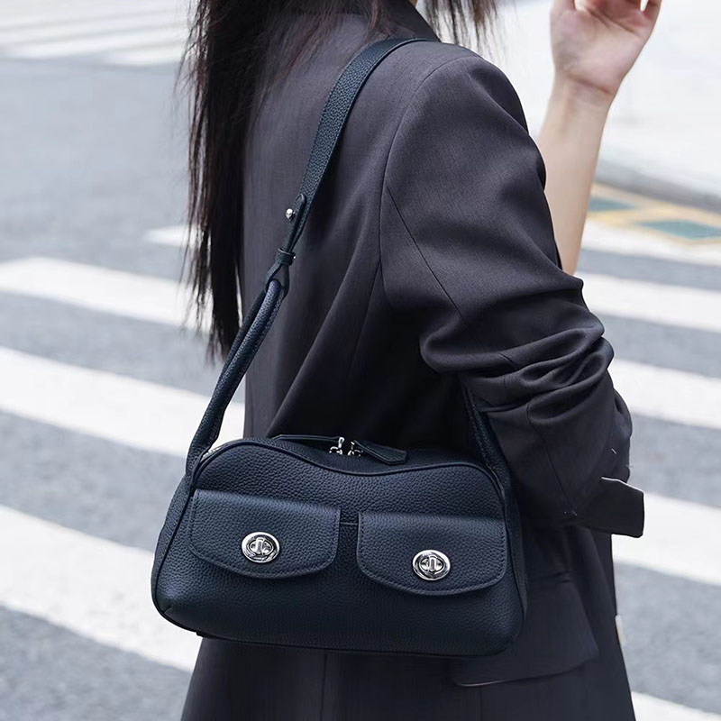 Sac à main à bandoulière en cuir pleine fleur avec poches frontales à double boucle pour femmes