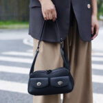 Sac à main à bandoulière en cuir pleine fleur avec poches frontales à double boucle pour femmes