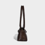 Damen Mikrofaser Leder Gürtelschnalle Detail Schultertasche Baguette Tasche mit Crossbody Strap