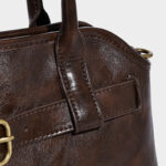 Damen Mikrofaser Leder Gürtelschnalle Detail Schultertasche Baguette Tasche mit Crossbody Strap