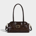 Damen Mikrofaser Leder Gürtelschnalle Detail Schultertasche Baguette Tasche mit Crossbody Strap